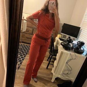 Orange/pink figs scrub set. In great condition